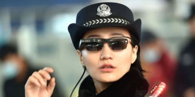 Çin polisi aranan kişileri 'akıllı gözlük'le bulacak