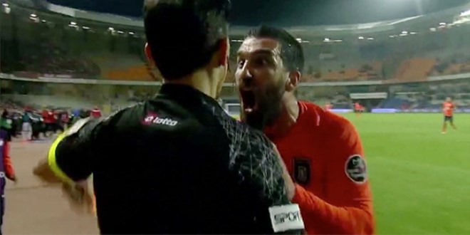 Arda Turan çılgına döndü! Hakemi itti...