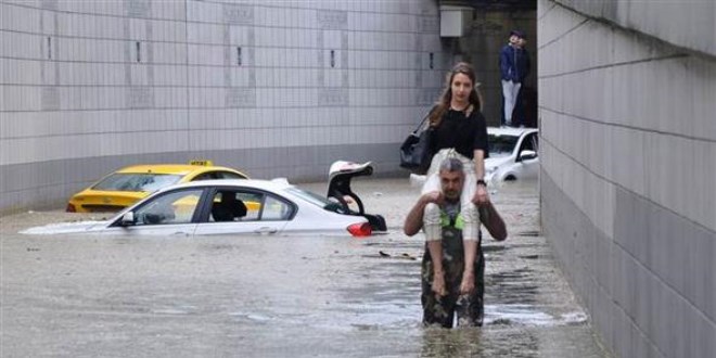 15 dakika yağdı, Ankara'yı vurdu