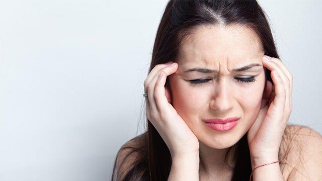 Migreni tetikleyen faktörler ise; stres, açlık, gürültü, öğün atlama, uyku düzensizlikleri, yorucu aktivite, ağır koku, sigara, alkol, hava değişimi ve adet dönemidir.