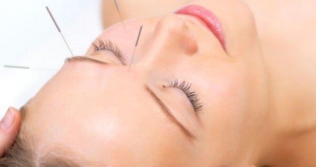 Migren bir baş ağrısı değildir. Şiddetli zonklama, tekrarlayan baş ağrısı atakları ile seyreden kronik bir hastalıktır.Ağrılar günün her saatinde görülebilir. Bazen de ayda bir kez görülür. Bazı kişilerde ise haftada 2-3 kez hissedilir. Migren ağrısına bulantı, kusma, baş dönmesi, ışık ve sese hassasiyet ve görme sorunları da eşlik eder.