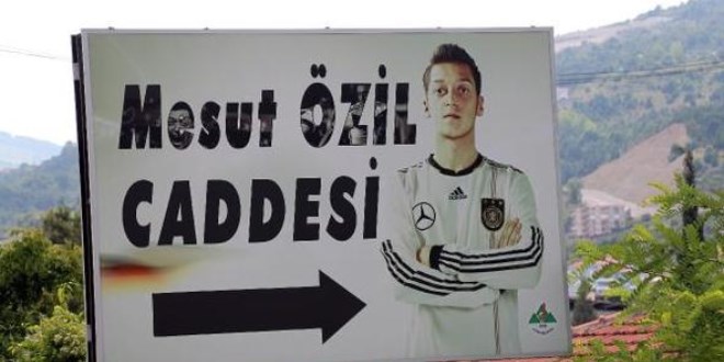 Mesut Özil'in memleketindeki o tabela değiştirildi!