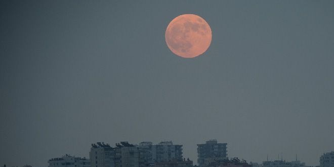 Yüzyılın en uzun Kanlı Ay Tutulmasından kareler