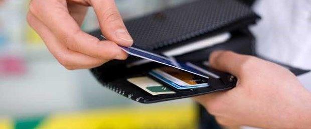 Bankacılık Düzenleme ve Denetleme Kurumu (BDDK) tarafından, finansal istikrarın güçlendirilmesi ve makroekonomik dengelenme sürecinin desteklenmesi kapsamında kredi kartı taksit sayısı ve ihtiyaç kredileri vade sınırlarına ilişkin yönetmeliklerde değişiklik yapılmasını içeren taslaklar hazırlandı.    Buna göre kredi kartına taksit sayılarındaki değişiklik şu şekilde...