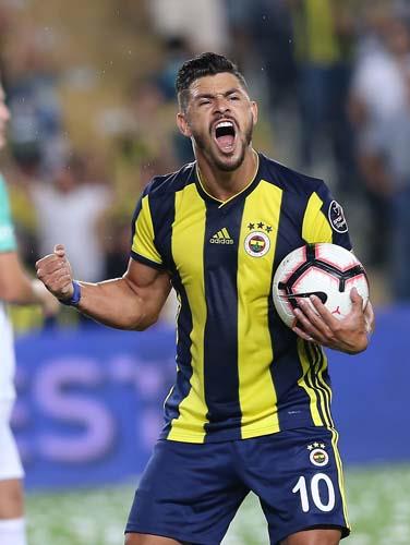 Giuliano ayrılmadığı için Emre Akbaba'nın Fenerbahçe'de oynama ihtimali zordu. Emre Akbaba'ya en çok ihtiyaç duyan takım Beşiktaş, Galatasaray, Fenerbahçe diye sıralanıyordu.