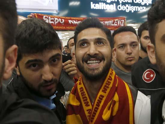 Muhtemelen Galatasaray, Emre Akbaba ile prensipte anlaşma yapmıştı. Alanyaspor ile anlaşamayınca muhtemelen Alanyaspor, Fenerbahçe'yi devreye sokunca veya Fenerbahçe devreye girince Emre Akbaba'nın duruşu çok önemliydi. Emre'nin ''Ben Galatasaray'da oynamak istiyorum'' demesi nedeniyle oynamak istediği kulüpe transfer oldu.