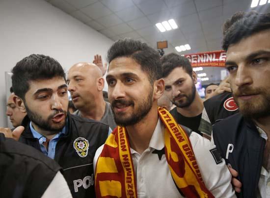 Açıkçası Fenerbahçe devreye girmeseydi Galatasaray, bu kadar yüksek bonservisle transferi bitirmeyecekti. Rekabetin böyle avantajları, dezavantajları var. Emre duruş gösterdi. Galatasaray'a ve futbolcuya başarılar dilerim. Alanyaspor, en değerli anında satmak istiyordu. Galatasaray ile görüşmeler olumsuza gidince Fenerbahçe'ye yöneldi. Galatasaray taraftarı da bu transferi bir prestij olarak gördü. Bir baskı yarattı.