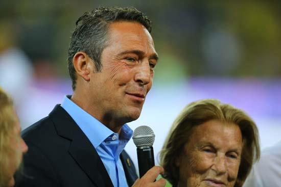 Sayın Ali Koç'un da ''Eğer Emre, Galatasaray'da oynamak istiyorsa biz devreden çıkarız'' dediğini de biliyorum. Bonservisi 3 milyonken 4 milyona çıktı. Sonuçta kazanan Alanyaspor oldu.