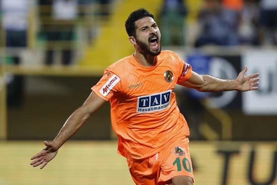 Emre, oynamak istediği takıma gitti. Ben de bir Fenerbahçeli olarak Galatasaray'da oynamak istediğini dile getiren bir futbolcunun transfer edilmesini pek istemezdim.