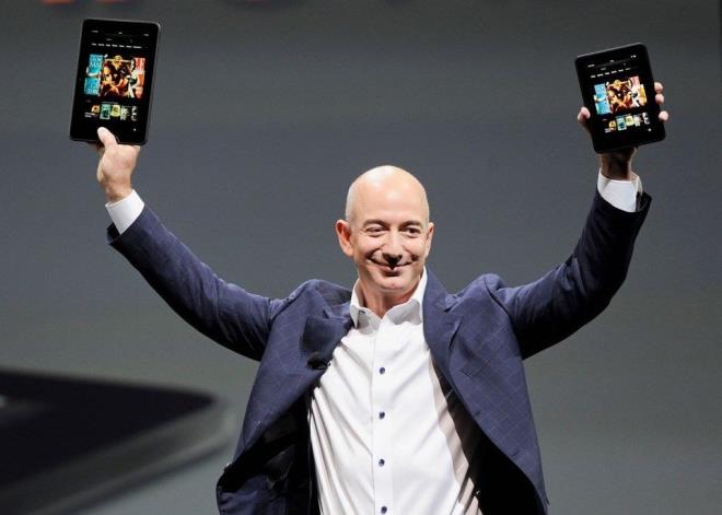 AMAZON FİKRİ BEĞENİLMEYİNCE İSTİFA ETTİ    Amazon'un fikrini şirkete sunan Bezos bu projesi kabul edilmeyince istifa etti ve milyarderliğe giden yolda ilk adımını attı.