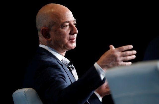 İNTERNETTEN KİTAP SATMAK İÇİN KURDU    16 Temmuz 1995 tarihinde kurulan “amazon”un kurucusu ve sahibi olan Bezos siteyi internet üzerinden kitap satmak amacı için kurdu.