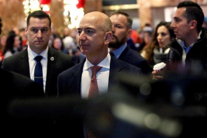 Jeff Bezos daha sonra Amazon'u sadece kitap satan bir platform olmaktan kurtarıp küresel bir alışveriş platformuna çevirdi.