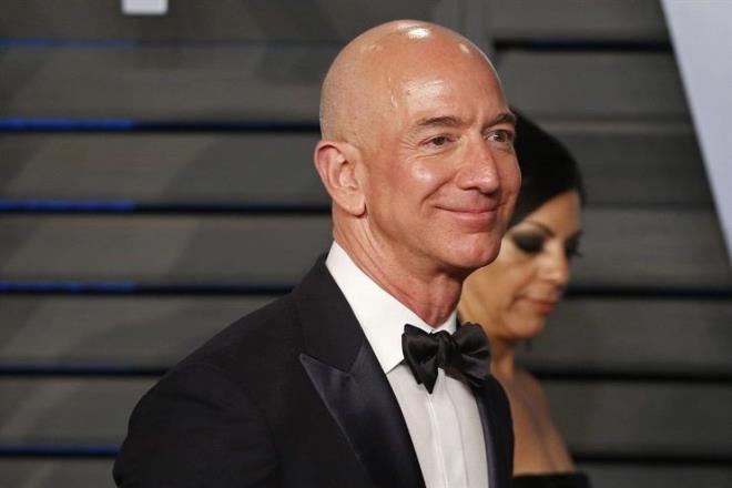 Bezos geçtiğimiz dönemde, her yıl 1 milyar dolarlık Amazon hissesi satarak, bu miktarı Blue Origin’e aktaracağını belirterek bu şirkete ne kadar önem verdiğin gözler önüne sermişti.