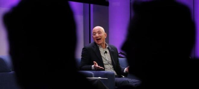AMAZON ADINI SÖZLÜKTEN BULDU    Sitenin adını sözlükten bulduğunu daha önce açıklayan Bezos aynı zamanda Amazon Ormanları nedeniyle ismin akılda kalacağı fikrine de güvendiğini sıklıkla dile getirmişti.