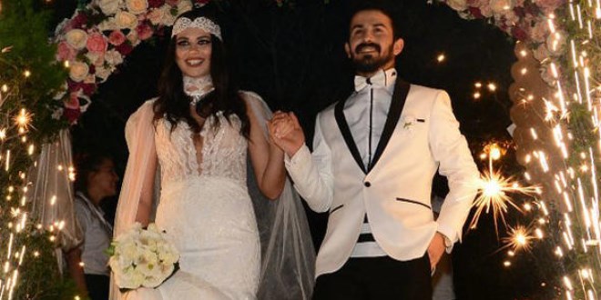 Güzel oyuncu evlendi