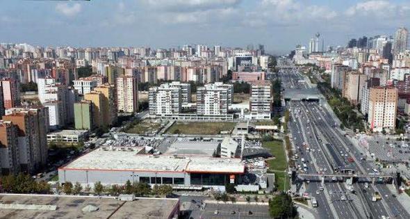 Beylikdüzü‘nde son bir yıl içinde satılık konutların fiyat artışı %5.18 olarak gerçekleşti. Aynı özelliklere sahip satılık konut fiyatları ortalama 298.750 TL değerinde. İlçedeki satılık konutların ortalama büyüklüğü 125 metrekare, ortalama metrekare birim fiyatı 2.390 TL, yatırımın geri dönüş süresi 21 yıl civarında.