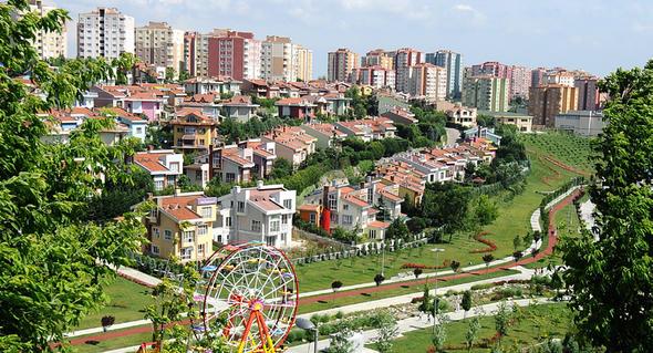 Başakşehir‘de son bir yıl içinde satılık konut fiyatlarında %5.99 artış görüldü. Ortalama değerlerle ilçede satılık konut fiyatları 398.412 TL, konut büyüklüğü 126 metrekare, metrekare birim fiyatı 3.162 TL, yatırımın geri dönüşü 24 yıl dolayında.