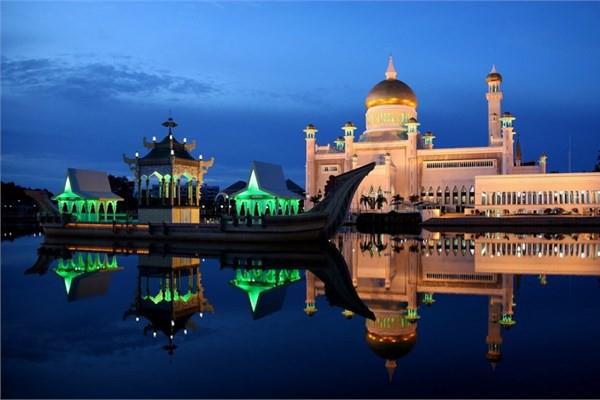 <p><b>Brunei </b></p>    Sultan Omar Ali Saifuddin Camisi - Bandar Seri Begawan
