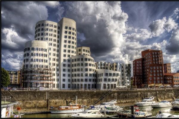 <p><b>Almanya </b></p>    Gehry Binası - Düsseldorf
