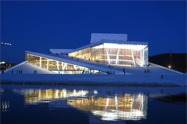 <p><b>Norveç     Oslo Opera Binası, Oslo</b></p>