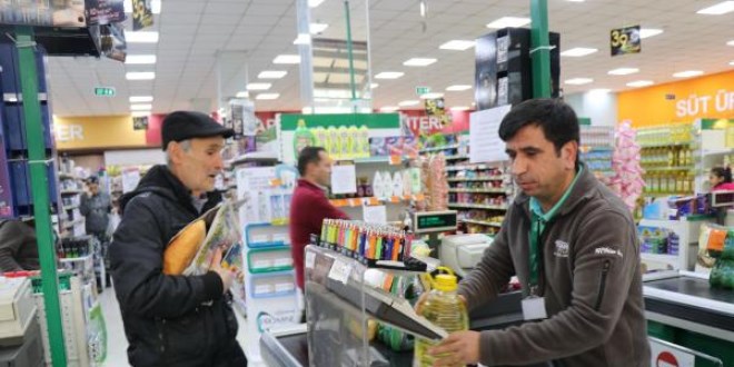 Ücretli poşet almadılar: Ürünleri böyle taşıdılar!