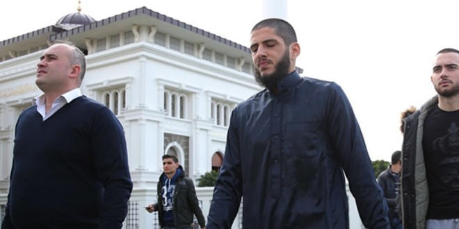 Fenerbahçeli futbolcular cuma namazına gitti! Benzia...