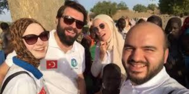 Gamze Özçelik ve gönüllüler Kamerun'da su kuyuları açtı