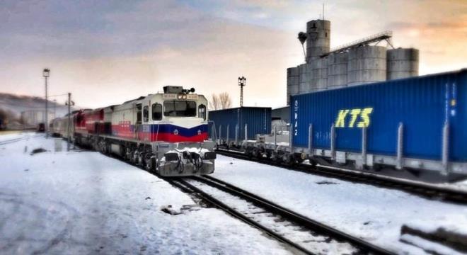 Muhteşem görüntüler  Ankara ile Kars arasında sefer yapan Doğu Ekspresi ile yolculuk, kar yağmasıyla birlikte yürüyüş ve dağcılık grupları, fotoğraf sanatçıları ve üniversite öğrencilerinin yine ilgi odağı oldu. Karla bütünleşen Doğu Ekspresi, Erzurum-Kars güzergâhında droneyle havadan çekilen görüntülerle muhteşem görsel oluşturdu. Türkiye Cumhuriyeti Devlet Demiryolları (TCDD) Taşımacılık AŞ'nin Doğu Ekspresi treni, yolcuların yoğun ilgisiyle seferlerini sürdürüyor. Ankara'dan başlayıp Kars'ta son bulan Türkiye'nin en eski hatlarından Doğu Ekspresi ile yolculuk, 24 saatte tamamlanıyor.