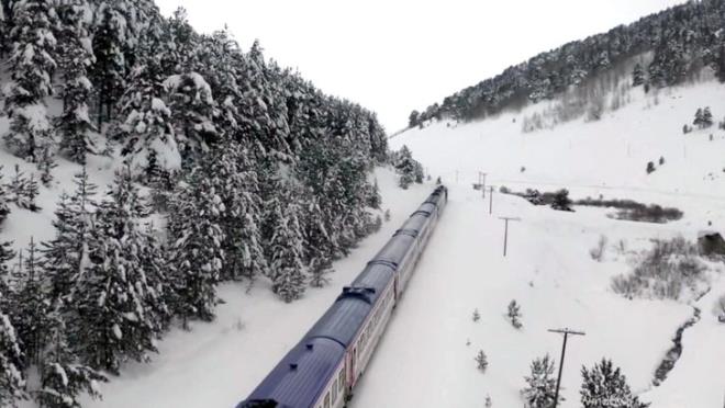 'MURAT TURNA, DOĞU EKSPRESİNİ DRONE İLE HAVADAN KARLA BÜTÜNLEŞTİRDİ'  Yurdun birçok ilinden Doğu’ya Doğu Ekspresiyle gelerek seyahat eden ve muhteşem manzara izleme fırsatı bulan vatandaşlar bol bol fotoğraf ve video çekmeyi de ihmal etmiyor. İstanbul’da proje müdürü olarak görev yapan Murat Turna’da, Doğu Ekspresi seyahatini droneyle havadan çektiği görüntülerle ebedi kıldı. Erzurum - Kars arası güzergâhta karla bütünleşen Doğu Ekspresi adeta görsel şölen oluşturdu. Öte yandan Doğu Ekspresi'nden bilet alamayan vatandaşlar tepkilerini CİMER'e şikâyet ederek sorunlarına çözüm bulmaya çalışıyor. Artan benzer şikâyetler üzerine TCDD Taşımacılık Doğu Ekspresi biletleri ile ilgili olarak bir açıklama yaptı.