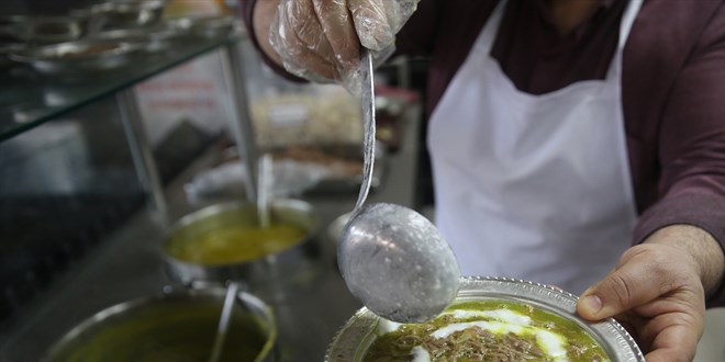 12 saatte pişiyor sabahın 4'ünde sıraya giriyorlar
