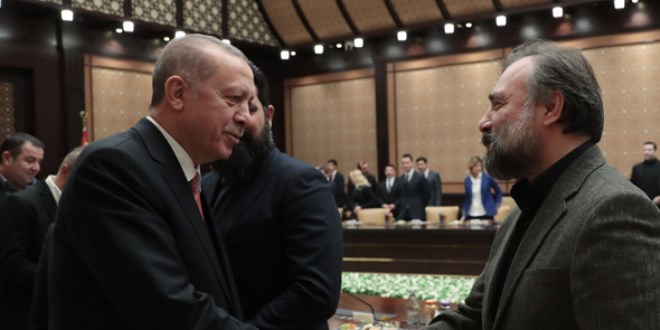 Erdoğan Oktay Kaynarca'ya böyle takıldı! Burada bir reis var