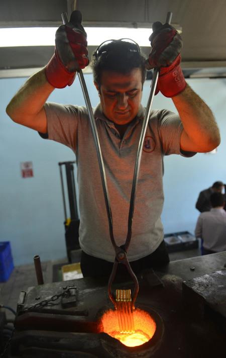 Standart olan pullar "Tavlama" denilen beşinci aşamada baskı öncesi sertlikleri ortalama 500 derece sıcaklık verilerek daha esnek bir hale getiriliyor.