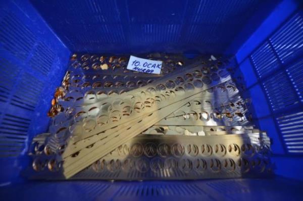 Kalite kontrolü yapılan Cumhuriyet altınları paketlendikten sonra talep sahiplerine veriliyor.