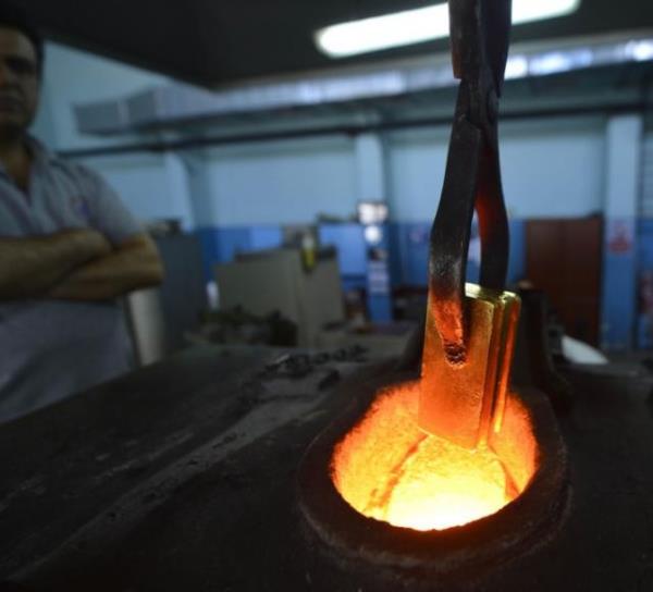 İkisi arasında resim ve ağırlık farkı var. Sikke daha ağır olurken, ziynetlerin değişim tarihi yıllık. Takvim yılı üzerine basılıyor ve sikke altının tarih bölümünde ise 1923 ve Cumhuriyet’in kaçıncı yılının olduğu yazılıyor. Cumhuriyet altınları 1951 yılı meclis kararında belirtilen standartlarda basılmaya devam ediliyor.