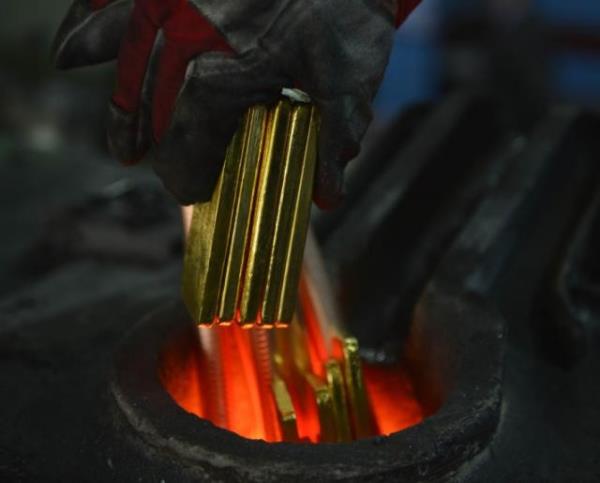 Rulolardan alınan ve bütünü temsil edecek en az ikişer numune laboratuvarda ayar tespiti yapılmak üzere gönderilirken 22 ayara (916,66) getirildiği saptanırsa ikinci aşamaya geçiliyor, değilse tekrar aynı aşamadan geçiriliyor.