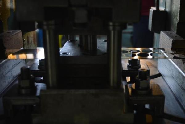 Külçe altın, döküm, hadde, doğrama, tolerans, tav ve baskı gibi üretim aşamalarından geçerek Cumhuriyet altını haline geliyor.