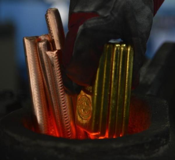 İkisi arasında resim ve ağırlık farkı var. Sikke daha ağır olurken, ziynetlerin değişim tarihi yıllık. Takvim yılı üzerine basılıyor ve sikke altının tarih bölümünde ise 1923 ve Cumhuriyet’in kaçıncı yılının olduğu yazılıyor. Cumhuriyet altınları 1951 yılı meclis kararında belirtilen standartlarda basılmaya devam ediliyor.