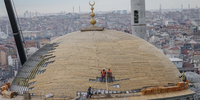 Taksim Camii'nin minare külahı yerleştirildi