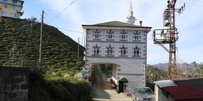Cami yolun üzerine yapılınca çözümü de böyle buldular