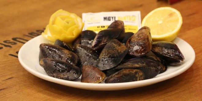 Ürettiği 'diyet midye dolma' ile siparişlere yetişemiyor