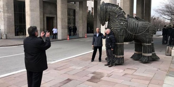 Meclis'e getirilen 'Truva Atı' heykeline yoğun ilgi