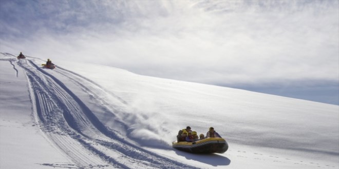 Karlı dağlarda rafting heyecanı