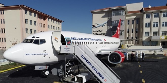 Havacılığı okul bahçesindeki uçakta öğreniyorlar