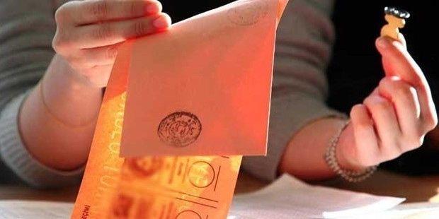 Konsensus: İstanbul ve Ankara’da yarış bıçak sırtı:<br> Konsensus Genel Müdürü Murat Sarı ise hem İstanbul hem de Ankara'da adaylar arasında 'bıçak sırtı' bir yarış yaşandığını belirtti. "İstanbul'da çok nefes nefese bir yarış var. Her iki tarafa da gidebilecekmiş gibi, hem CHP hem AK Parti'ye gidebilecek şekilde bir sonuç çıkıyor" dedi ve bunun gerekçelerinin İstanbul'da belediye hizmetlerinden duyulan memnuniyetsizlik olduğunu söyledi.