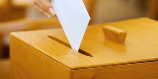 Ankara'da Mansur Yavaş altı-yedi puan önde başladı: <br>Ankara'da Mansur Yavaş'ın altı-yedi puan önde başladığını, halen üç-dört puan önde olduğunu belirten Kulat, "Ama önümüzdeki günlerde bu açık kapanabilir, çünkü iktidar tüm imkanlarını sahaya sürecek, öyle görünüyor" dedi. Ancak Kulat, AK Parti ile ortak olan MHP'nin oylarının bir kısmının halen Yavaş'ın yanında durduğuna vurgu yaptı.