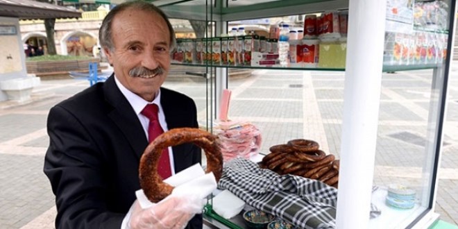 Bursa'nın takım elbiseli simitçisi