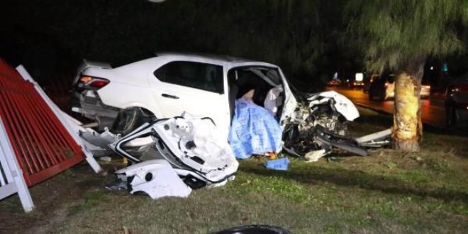 Makas atan sürücü yüzünden bariyerlere çarpıp öldü