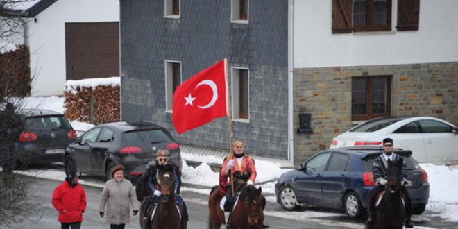 Belçika’daki ‘Türksüz Türk köyü’nde renkli görüntüler! Her yer kırmızı beyaza büründü, nedeni ise…