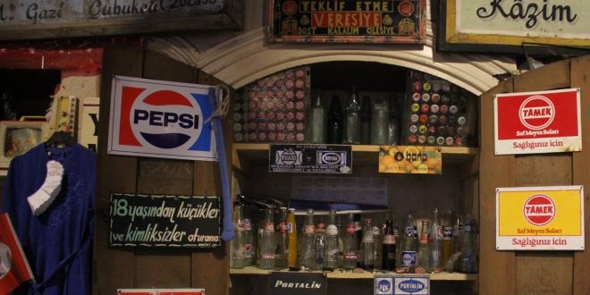 Ziyaretçilerini zamanda yolculuğa çıkaran 'Oyuncak Bakkal'