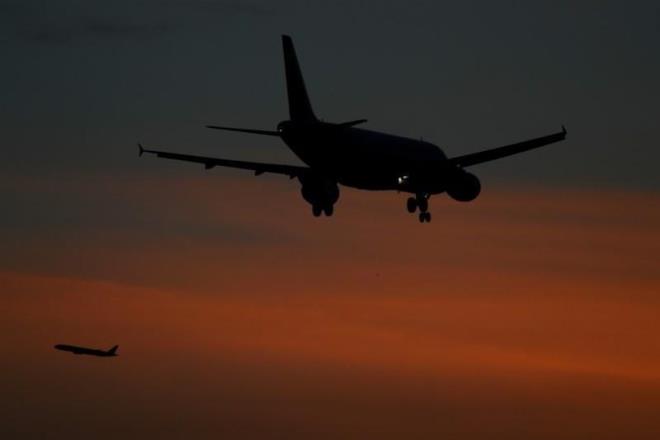 UÇAKLARIN ARKASINDAKİ BEYAZ İZLER NEDEN OLUŞUR?  Gökyüzüne baktığınızda uçakların arkalarında bıraktığı beyaz izleri mutlaka görmüşsünüzdür. Bu izlerin oluşmasının sebebi uçak motorlarının sıkıştırdıkları gazları çok yüksek bir sıcaklık ile dışarı püskürtmesidir.     Bu gazlar dışarıya bırakıldığında soğuk hava ile temas ettiğinde yoğunlaşır ve buz kristallerine dönüşür.